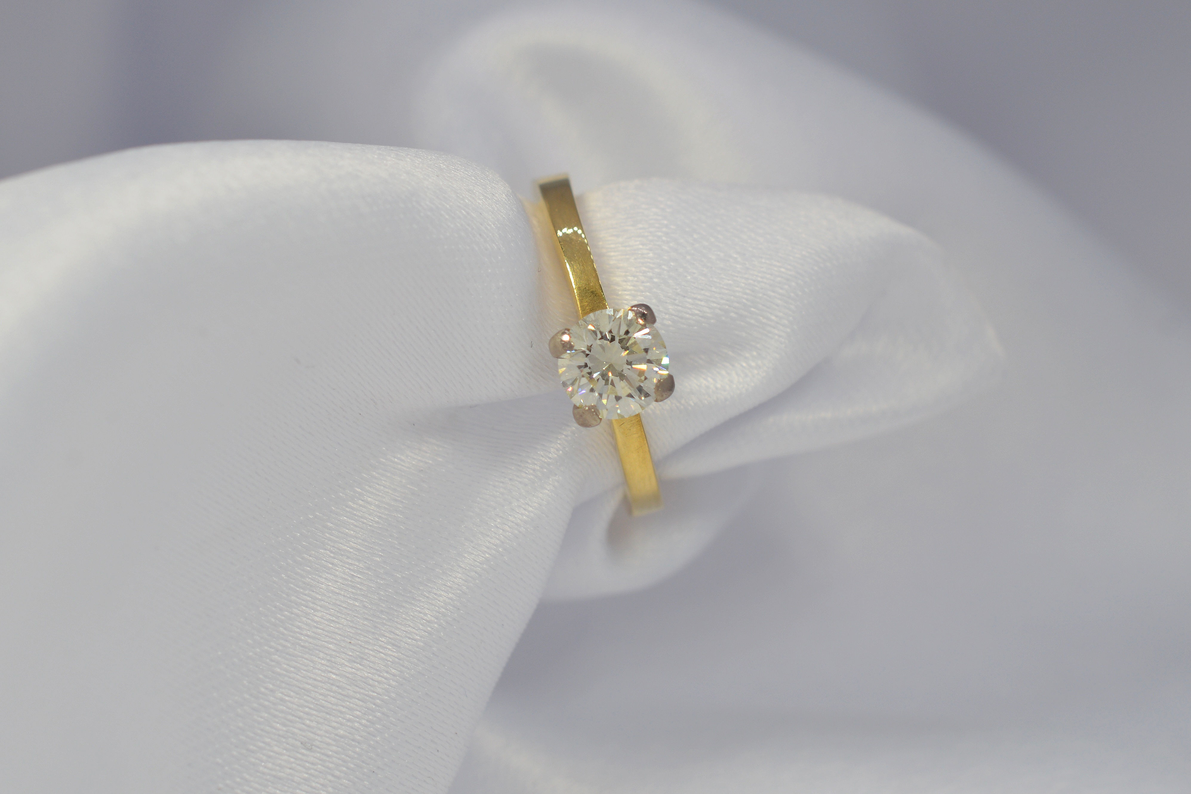 Round Brilliant-Cut Single Stone Set in 18KT Yellow gold