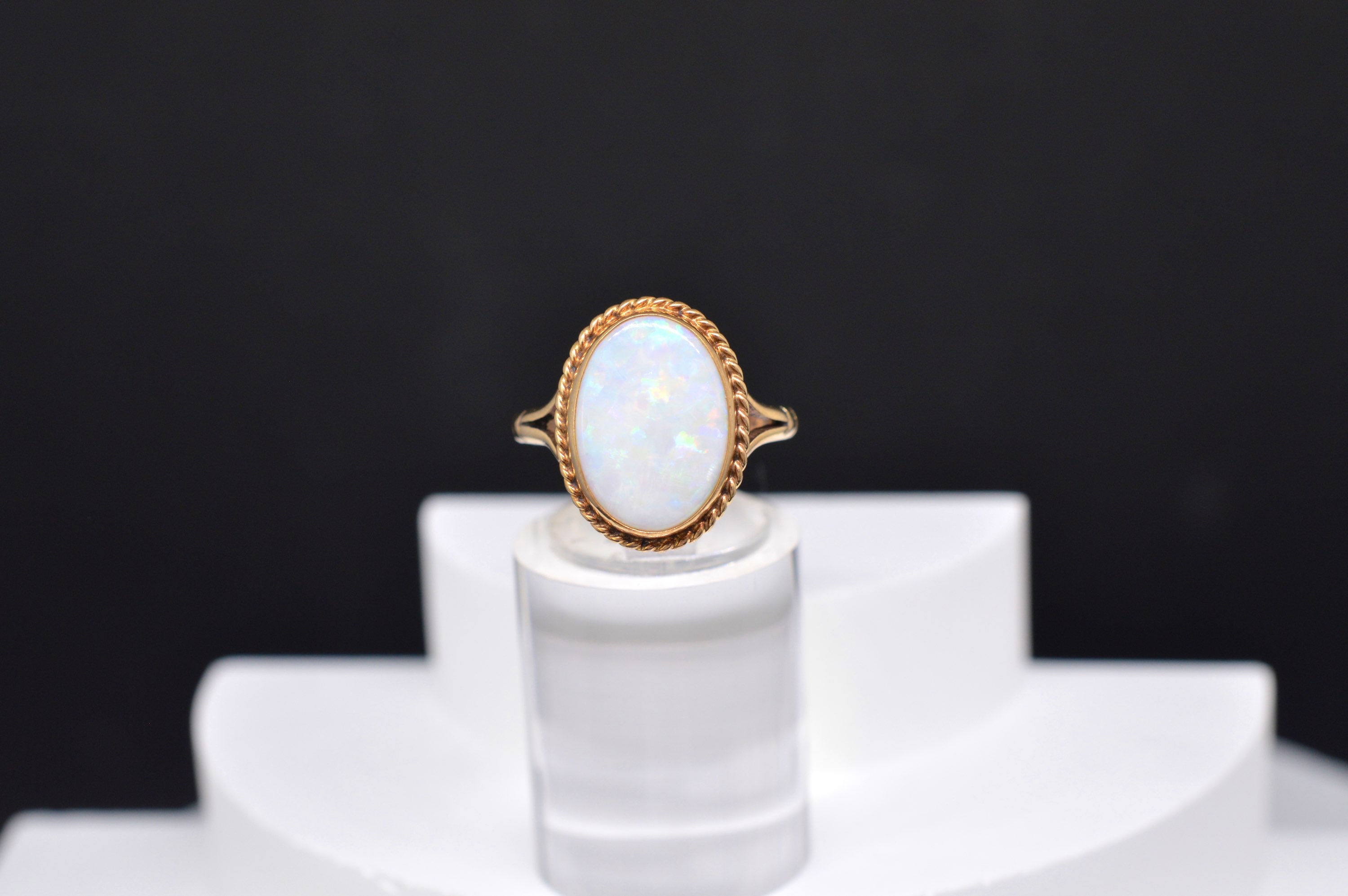 Opal stone set in 9KT gold ring 