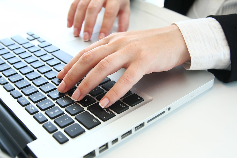 Hände auf der Tastatur