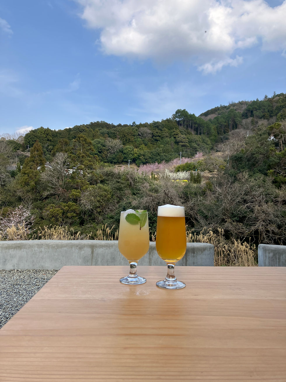 外で飲むビール最高！ソフトドリンクもあるよ