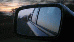 imagem de retrovisor decarro em movimento