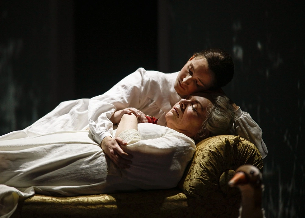 Selma (AnnLouice Lögdlund) ligger för döden med en yngre upplaga av sig själv vid sin sida.Foto: Mats Bäcker