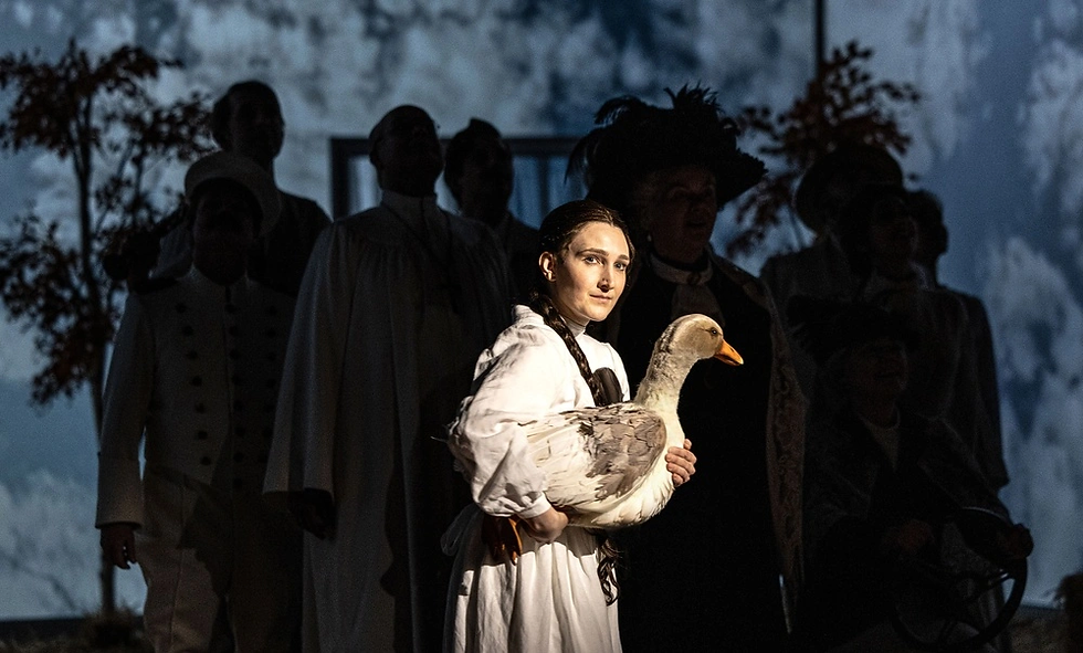 Unga Selma (Maria Påhls) bär runt på en gås som ständigt finns med på scenen: Mats Bäcker