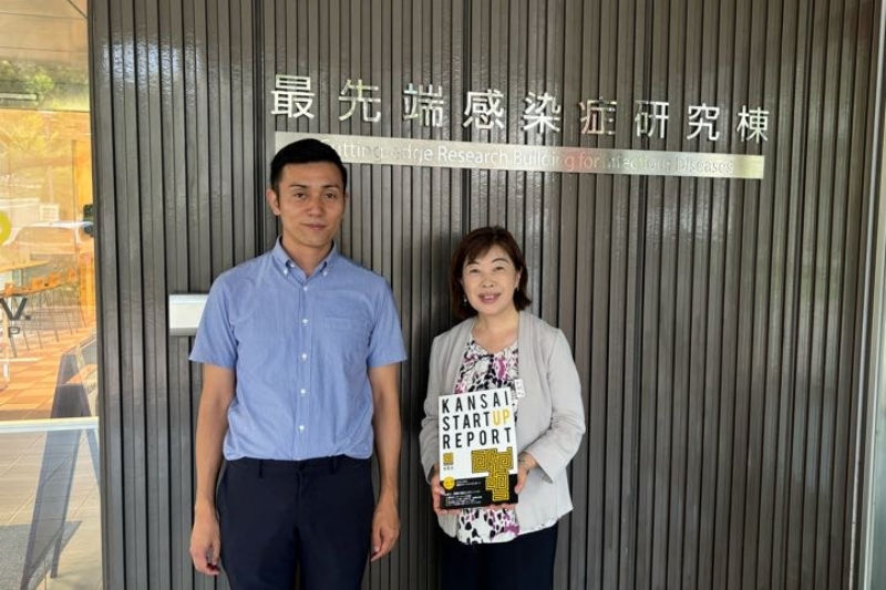 本社を置く、最先端感染症研究棟の前にて