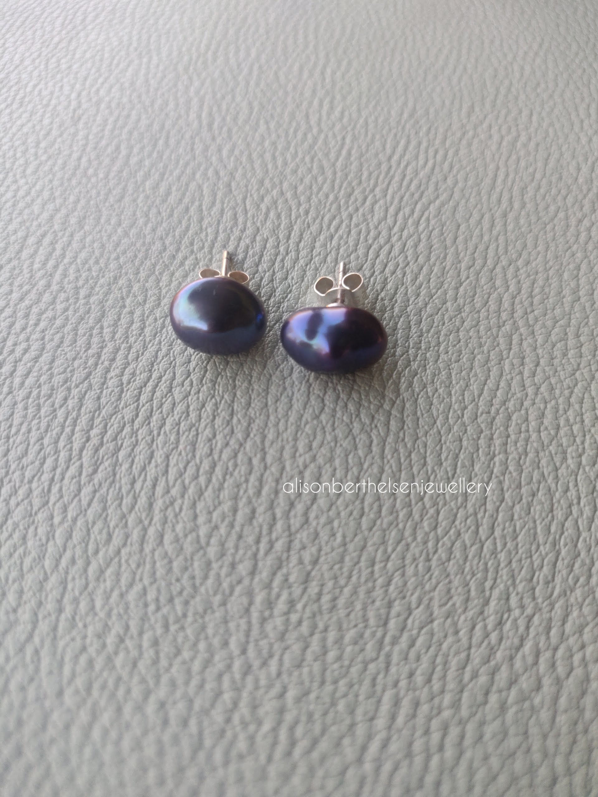 Peacock Baroque Studs, oval