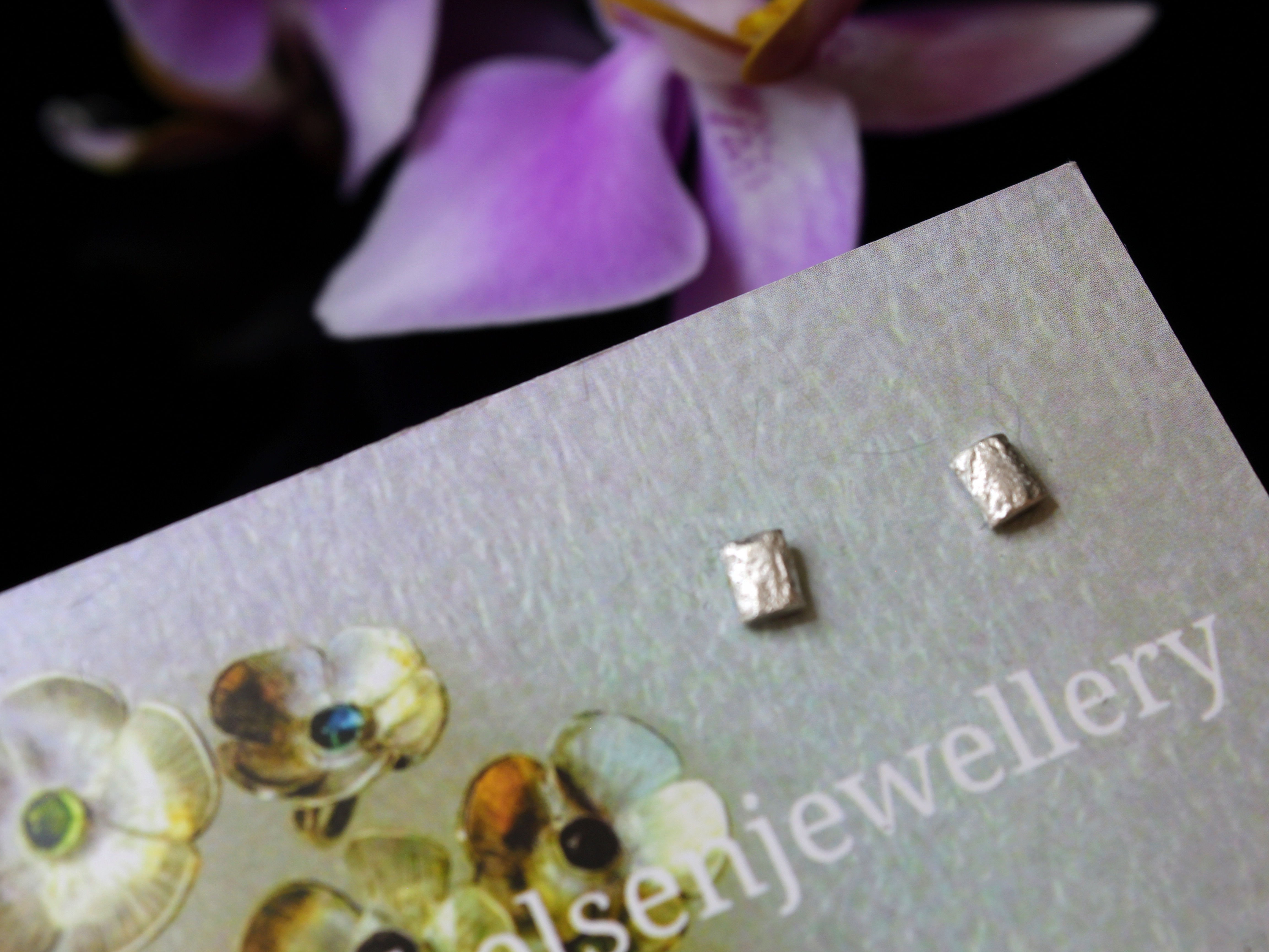 Reticulated satin finish studs