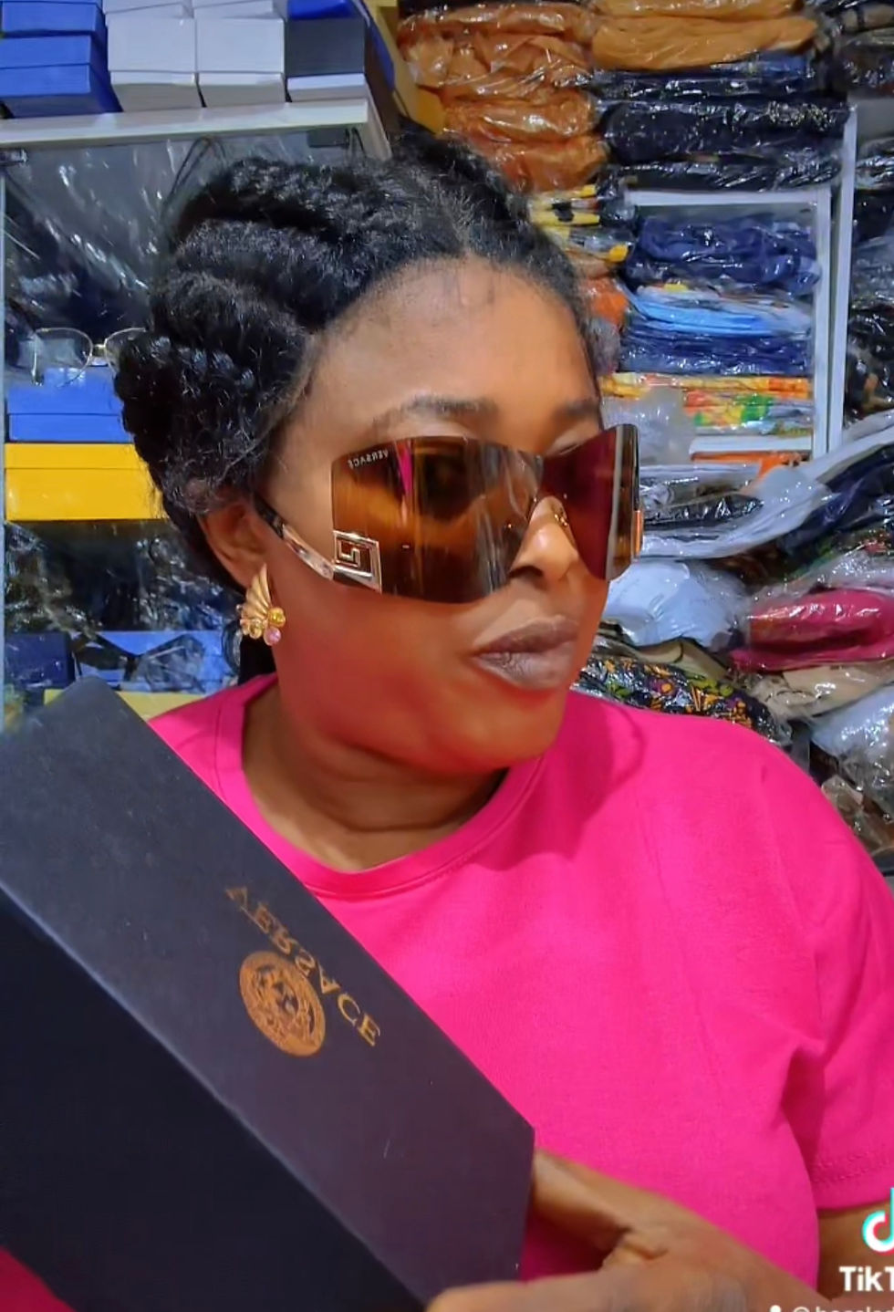 Thumbnail: Rich aunt sunshade