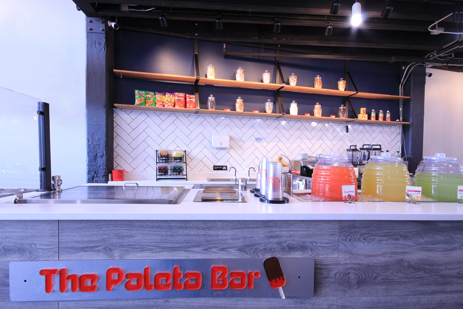 Paleta Bar’s modern service counter with digital menu boards and streamlined finishes.