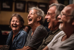 Grupo de Idosos rindo juntos