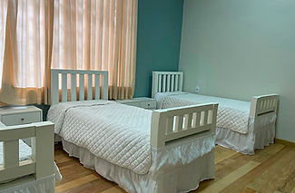 Quarto de hóspedes que acomoda 3 idosos