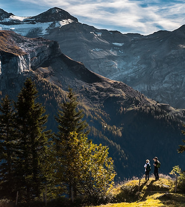 Los excursionistas en paisaje montañoso