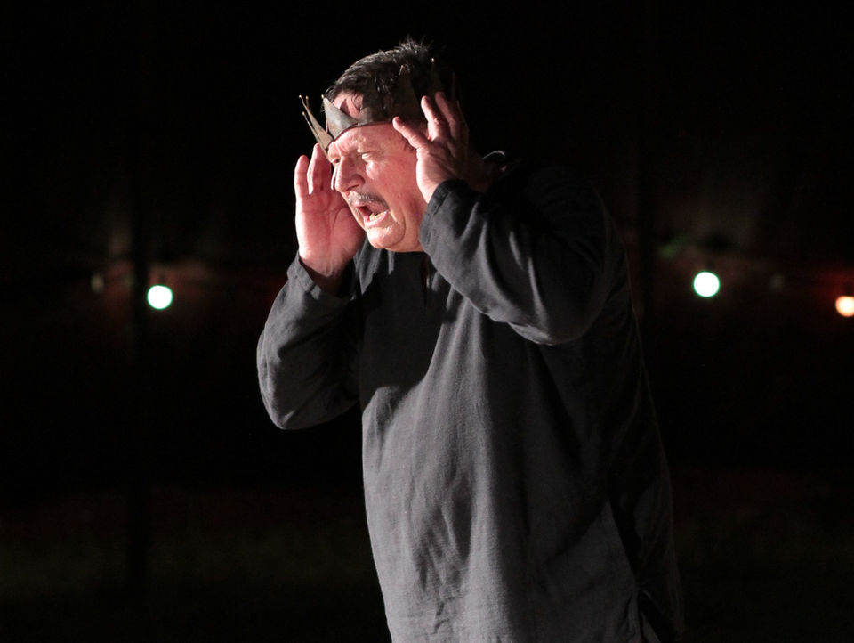 Daniel Touraton avec une couronne sur la tête