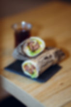 Durüm maison chaud, roulé à la main et grillé au charbon chez SAZ Paris Opéra.