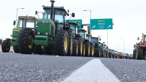 Ανοικτή η κυκλοφορία, παραμένουν στα μπλόκα οι αγρότες ενόψει των επόμενων κινήσεων