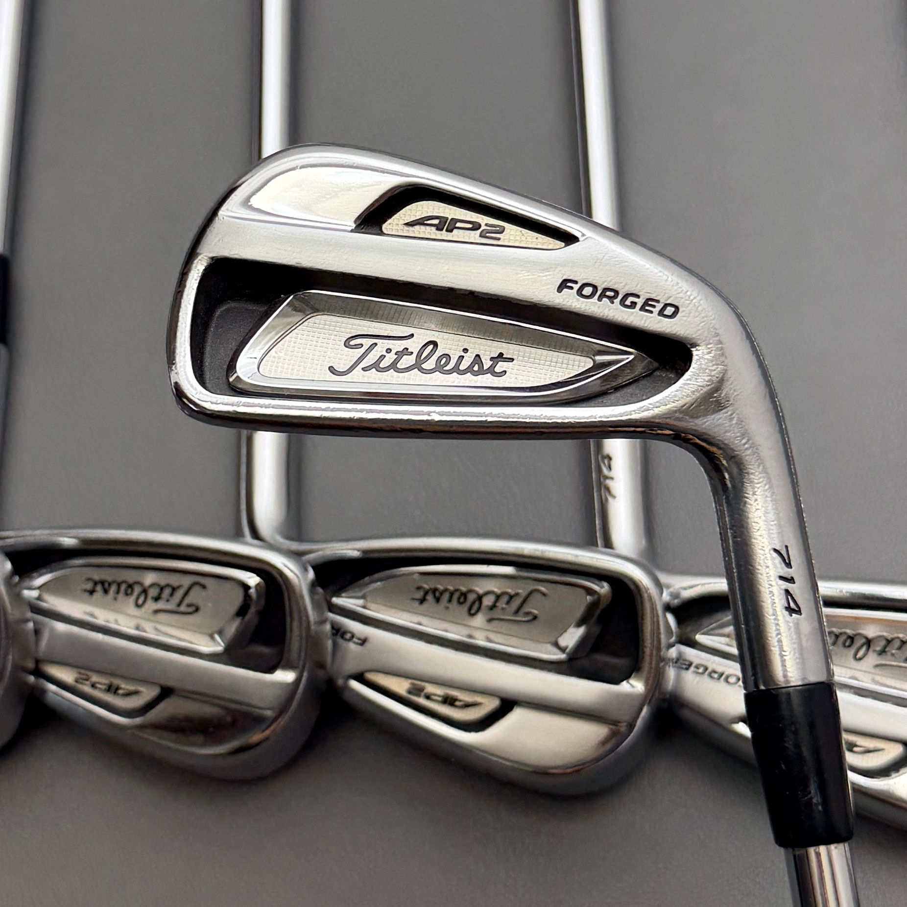 215) Titleist 714 AP2 Iron Set 4-PW / Dynamic Gold Steel, Stiff