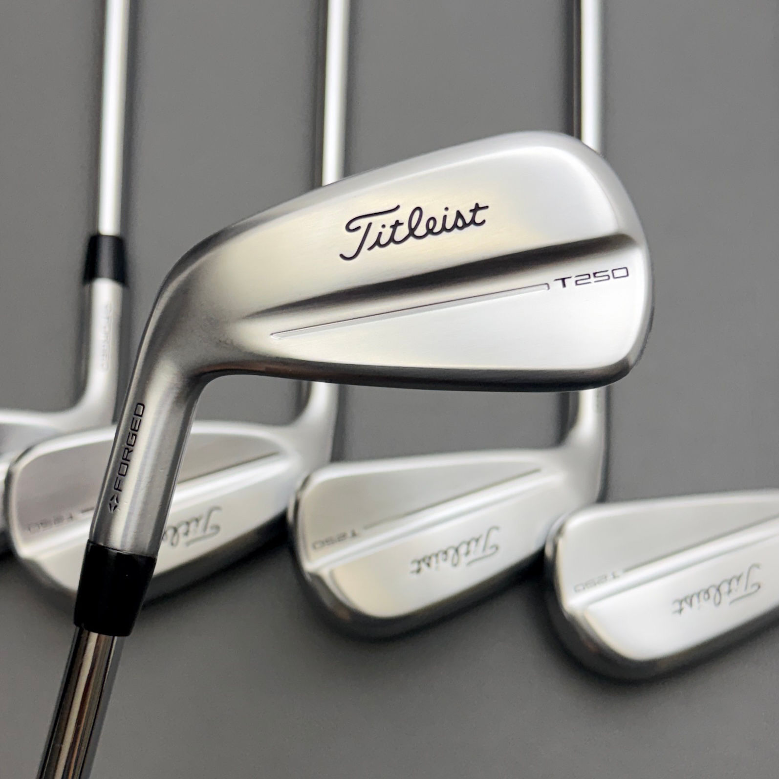 44) LH- Titleist T250 Iron Set 4-PW / Dynamic Gold Steel, X Stiff
