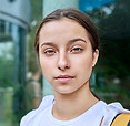 retrato-al-aire-libre-niña-estudiante-de-secundaria-sonriente-2023-12-13-08-02-08-utc-min.jpg