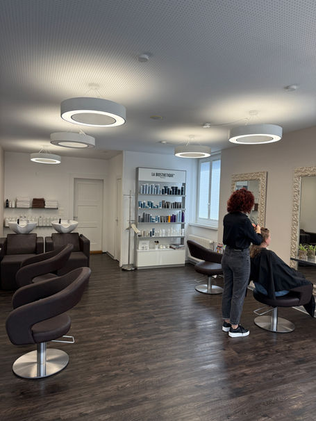 Auf diesem Bild ist der Salon Coiffure Kopfform zu sehen