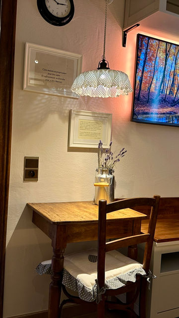 Een gezellige en rustieke kamer, gevestigd in een oude Ardense boerderij, waar elk detail een verhaal vertelt van tradities en herinneringen.