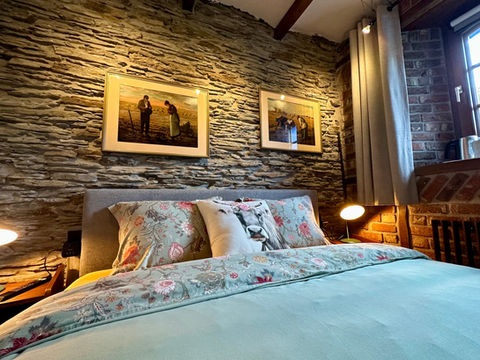 Une chambre douillette et rustique, aménagée dans une ancienne ferme ardennaise, où chaque détail raconte une histoire de traditions et de souvenirs.