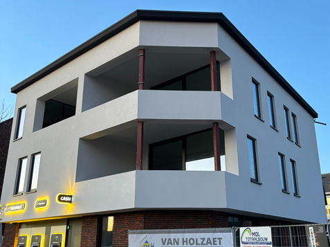 Voorgevel van volledig gerenoveerd appartementencomplex met zonnepanelen en bankautomaat in Eisden-Dorp