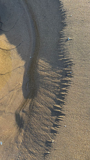 patterns in the sand like a saw tooth