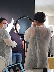 Prática de fotografia em paciente-modelo para análise facial durante curso.