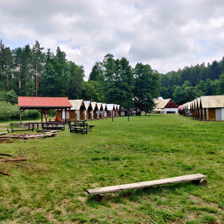kampterrein met vuurplaats en hutten