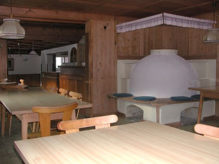 gezellige stube met tafels en stoelen