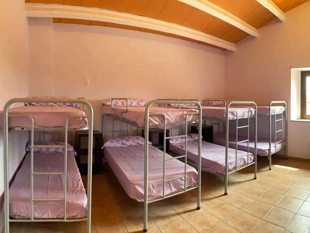 slaapkamer voor groep met stapelbedden