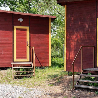 hutten op kampterrein