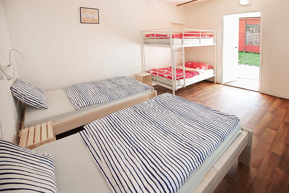 hut met twee éénpersoonsbedden en stapelbed