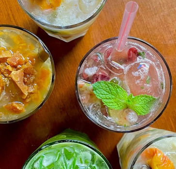 Caipirinha autoral da Choperia do Mário com frutas frescas