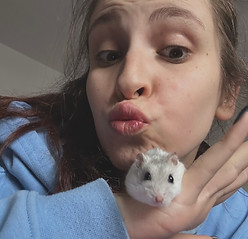 Cine se afla in spatele brand-ului