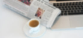 英語新聞とコーヒーとパソコン