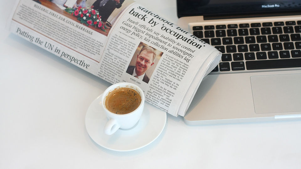 Café con periódico