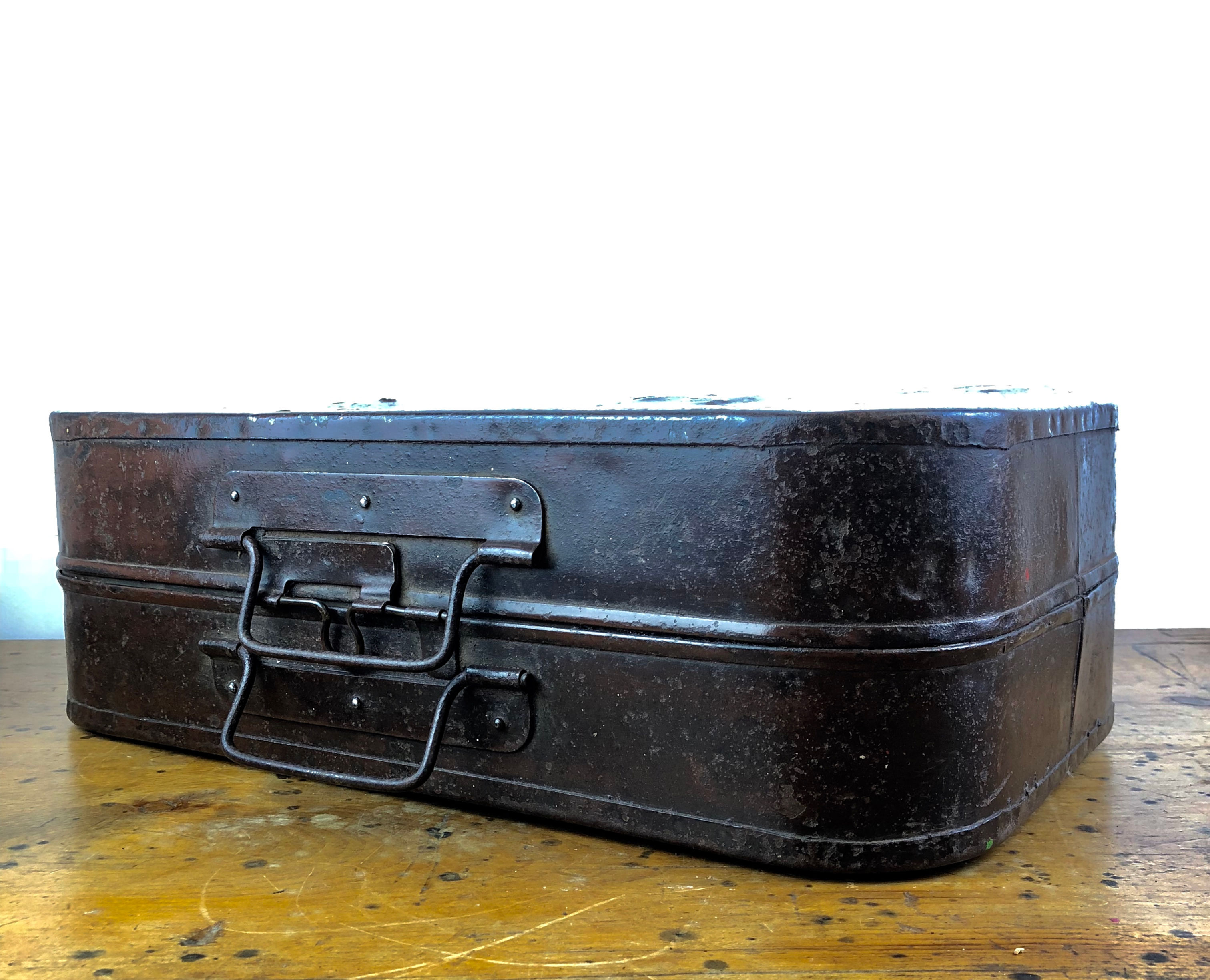 Vintage metal weekend case.