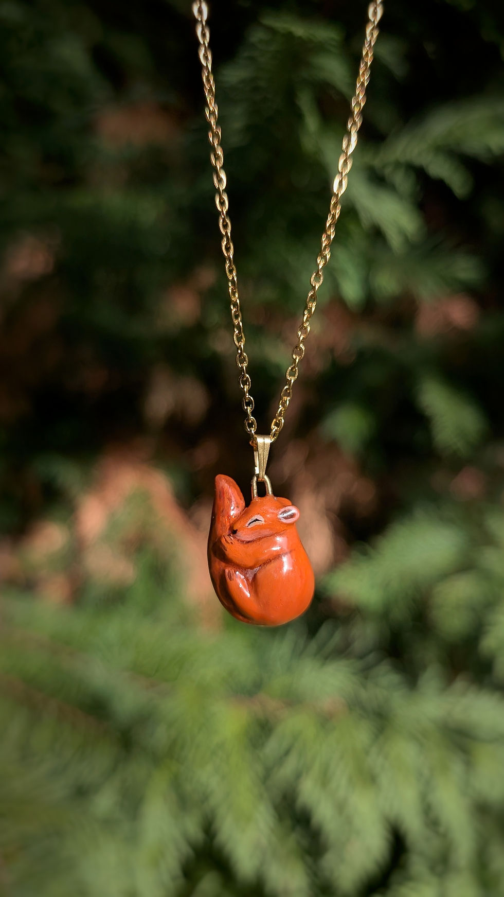 Miniature : Pendentif Écureuil roux et écrin de noix