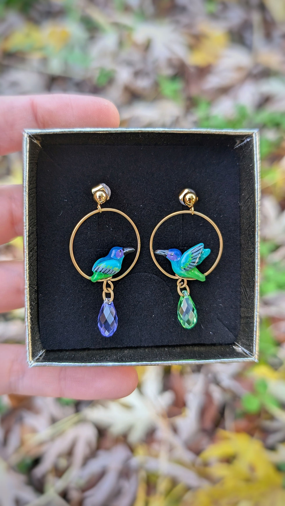 Miniature : Boucles colibri violet et perles en cristal asymétrique 