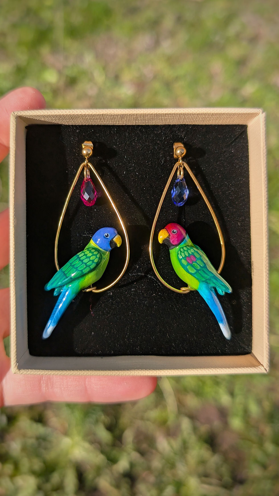 Miniature : Boucles Perruche à tête prune & perles en cristal 
