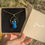 Miniature : Pendentif Pie bavarde 