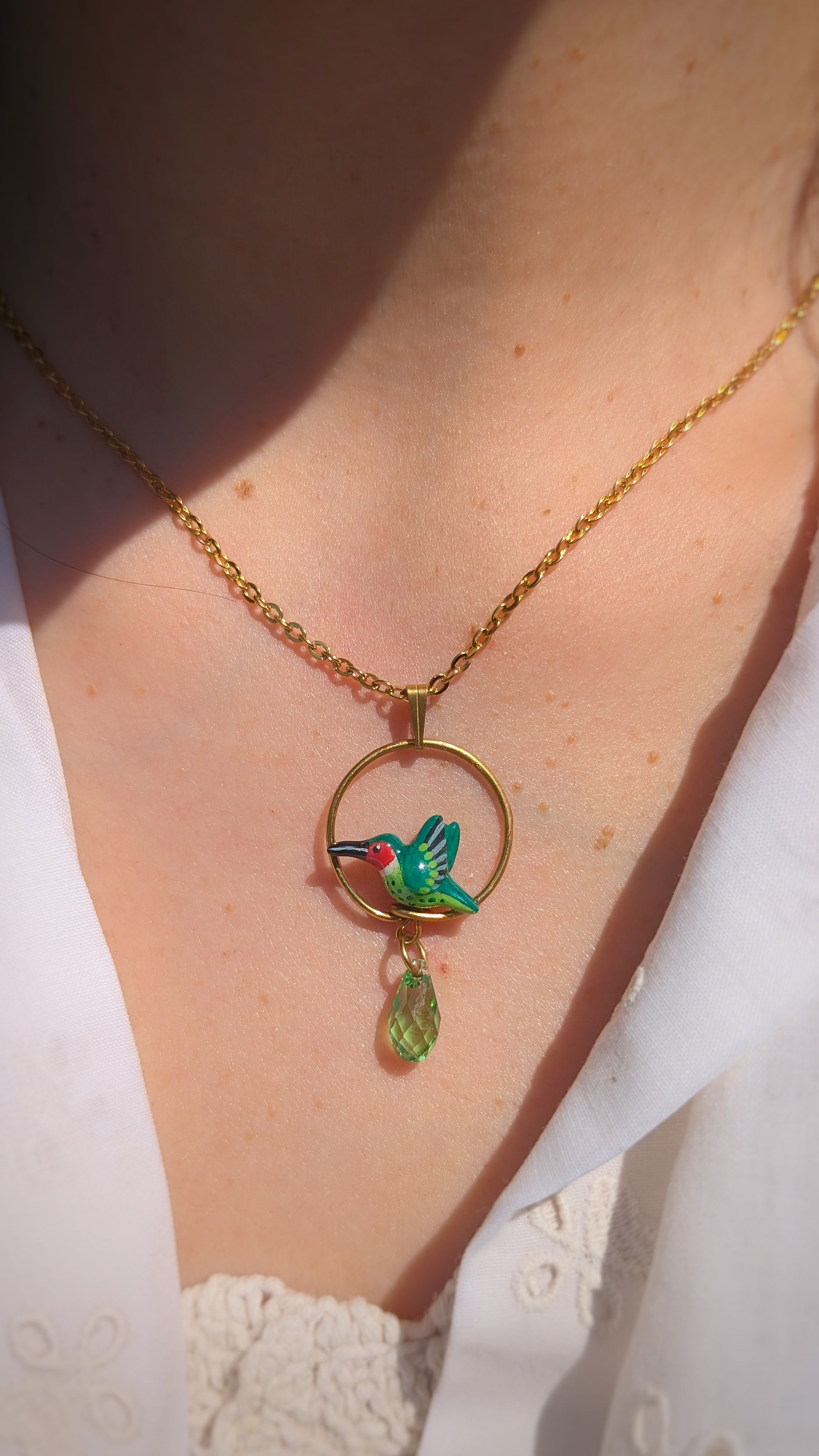 Pendentif Colibri vert à gorge rouge & perle en cristal