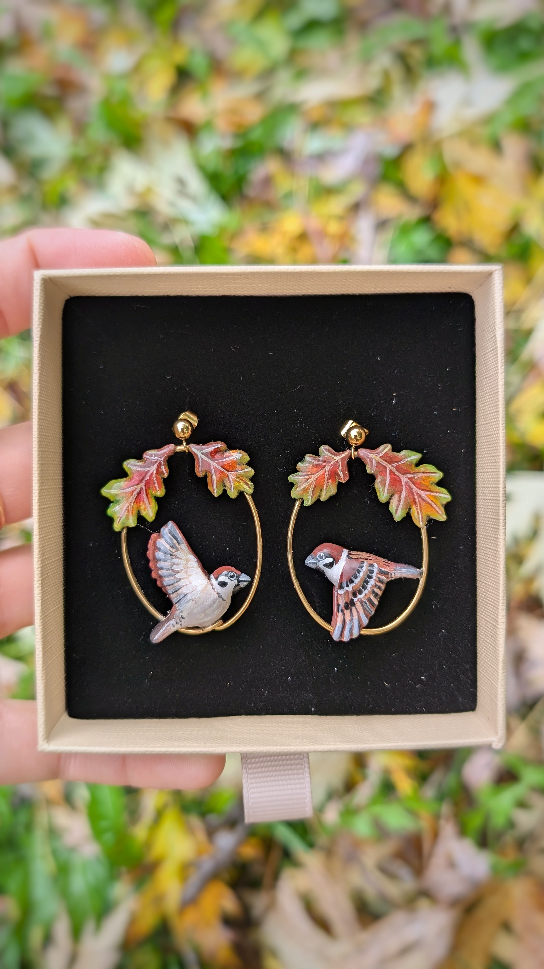 Boucles Moineau friquet et feuilles de chêne d'Amérique 