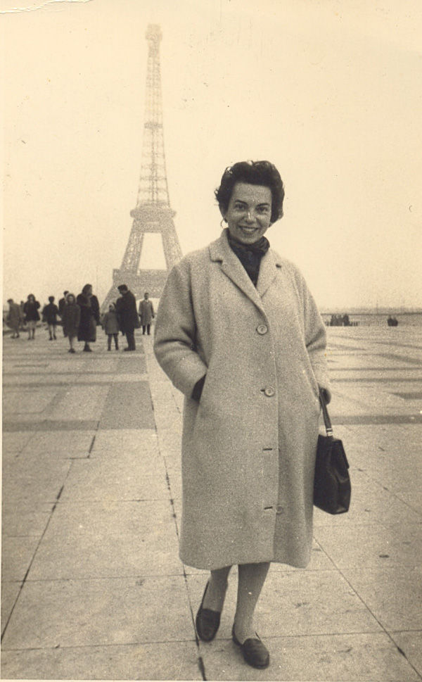 15 Noêmia chegando em Paris1958.jpg