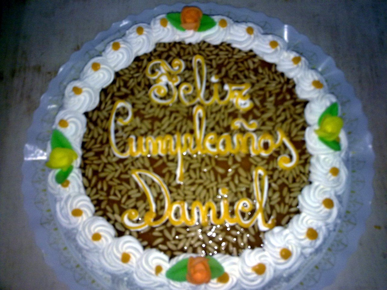 Tarta de piñones y nata.