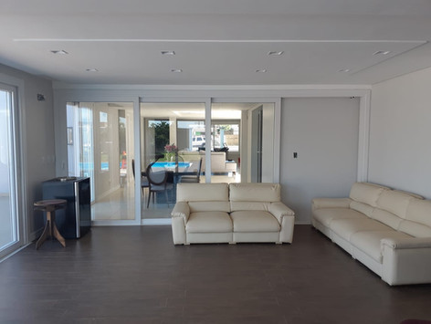 porta de correr 3 folhas PVC branco.jpg