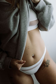 Vrouw tijdens haar boudoirshoot bij SHE Boudoir, ontspannen en krachtig