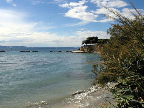 Descubra as melhores praias de Split, da famosa Bačvice às águas cristalinas de Kašjuni. Veja dicas locais e conheça a cidade em um tour privado em português.