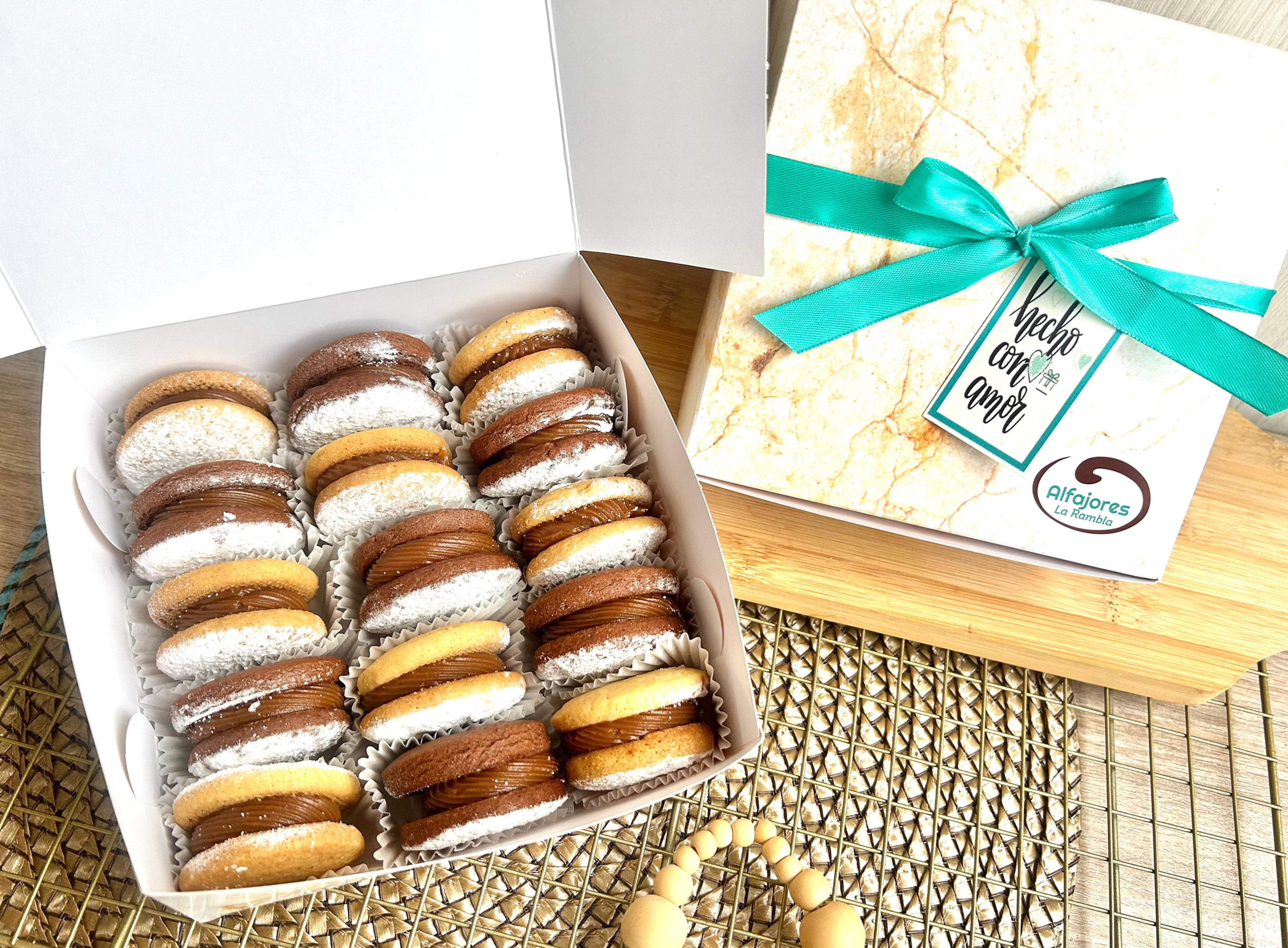 Caja 20 alfajores de vainilla y chocolate con azúcar glass