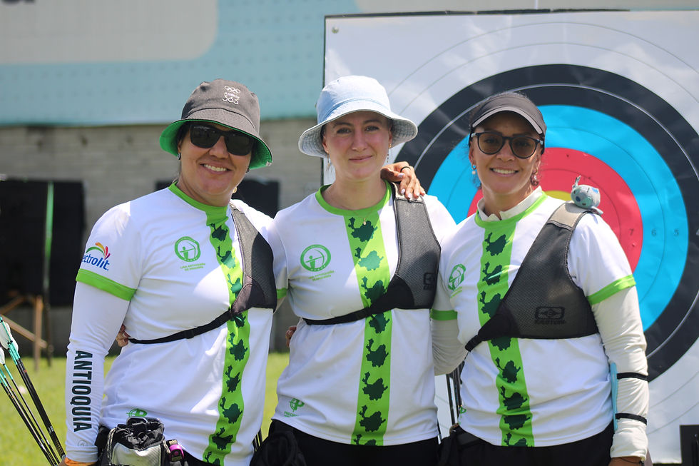 De izquierda a derecha, Ana María Rendón, Carolina Posada y Maira Sepúlveda, equipo femenino recurvo de Antioquia, II Campeonato Nacional Interligas Medellín 2026